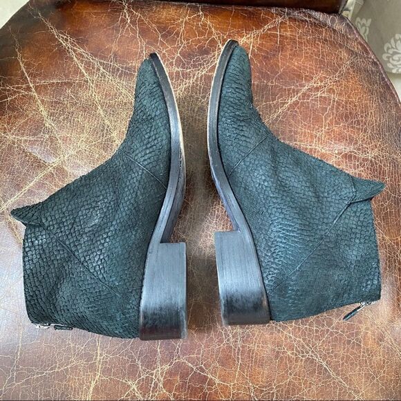 EILEEN FISHER black texture booties 8 - Picture 7 of 8